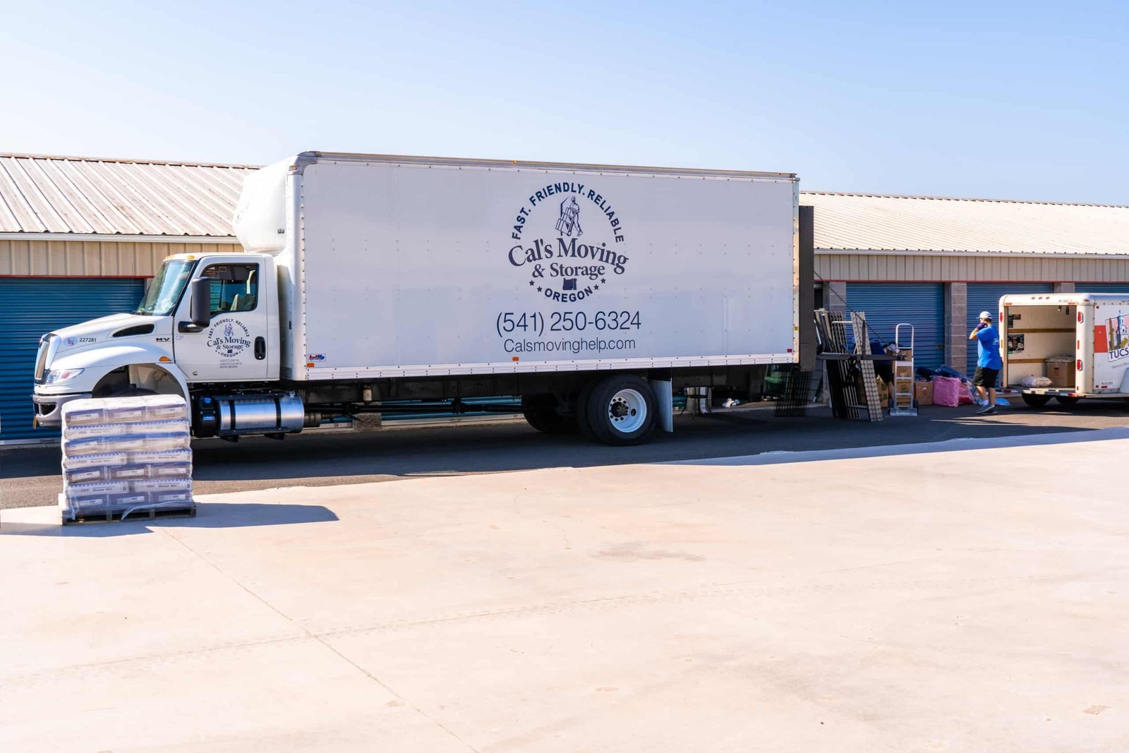 Cal's Moving truck arriving in Albany Oregon for a local move